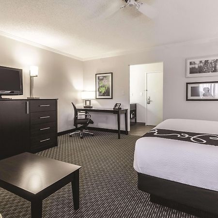 La Quinta By Wyndham Cleveland - Airport North Hotell Exteriör bild