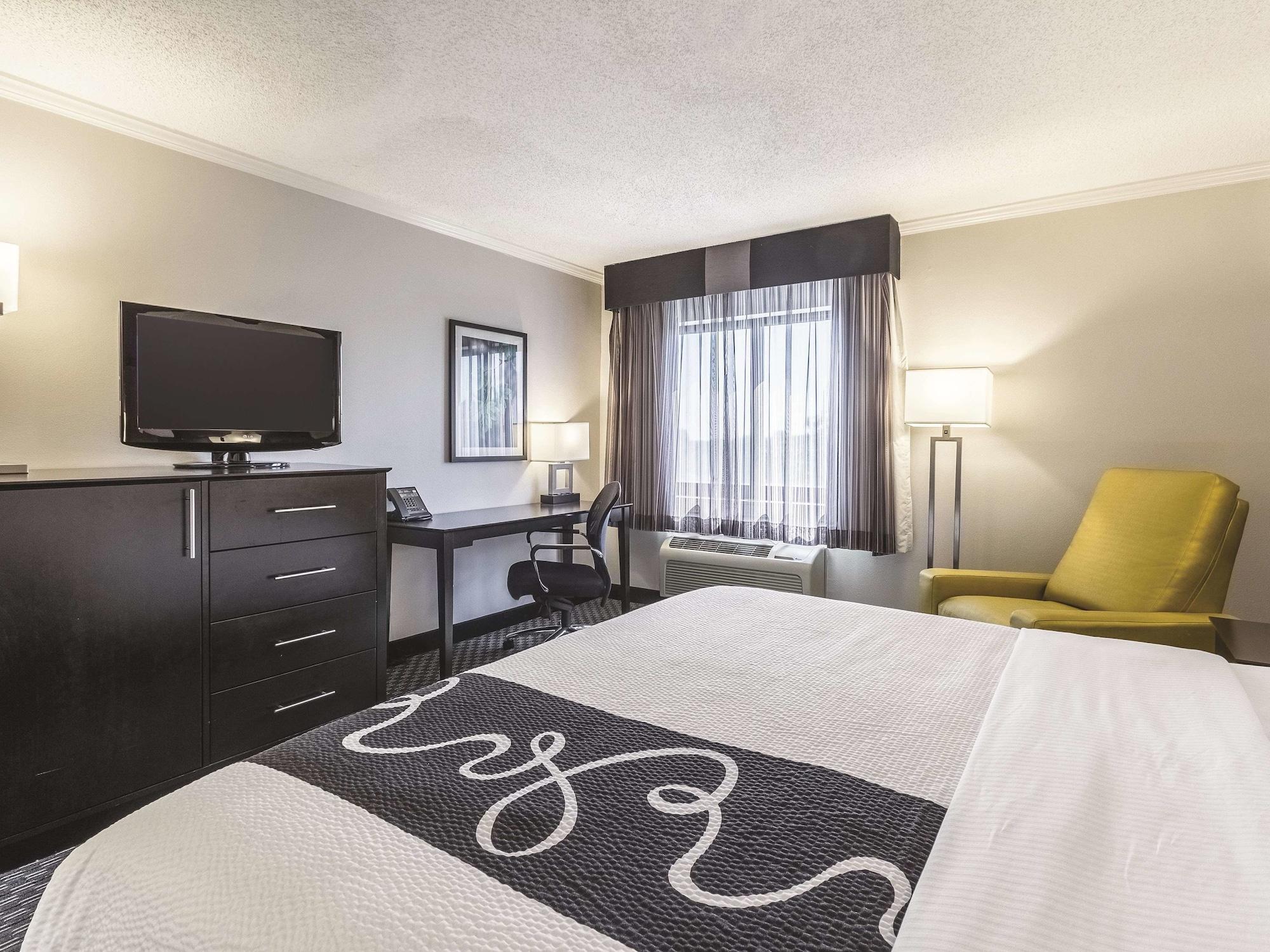 La Quinta By Wyndham Cleveland - Airport North Hotell Exteriör bild