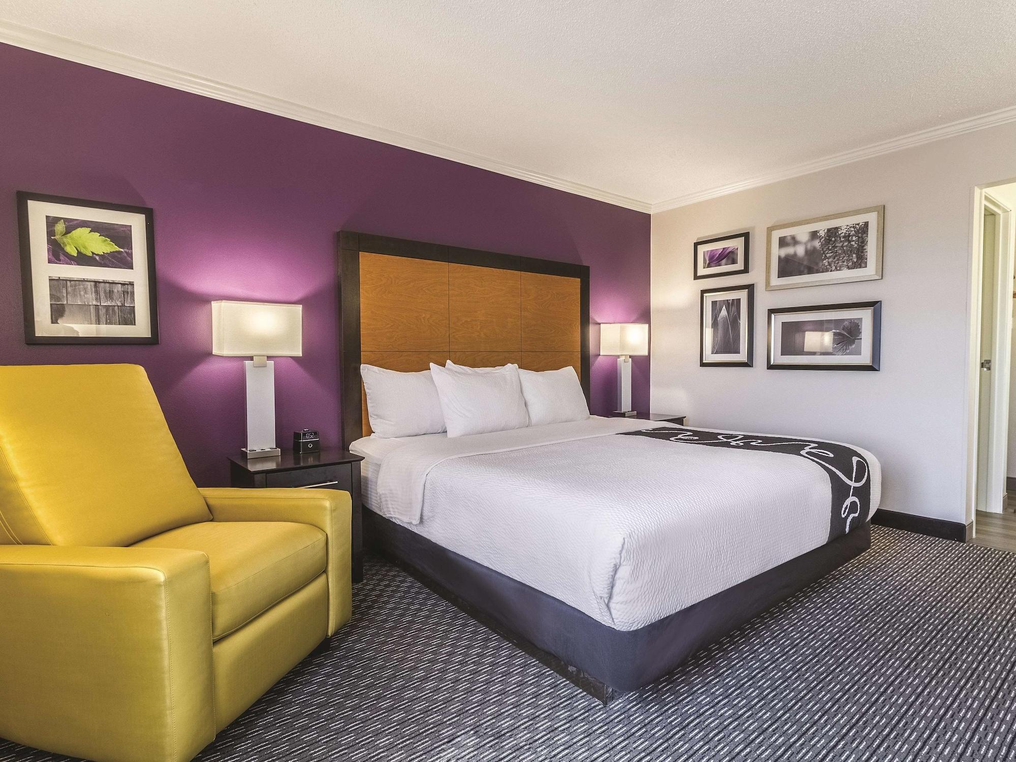La Quinta By Wyndham Cleveland - Airport North Hotell Exteriör bild