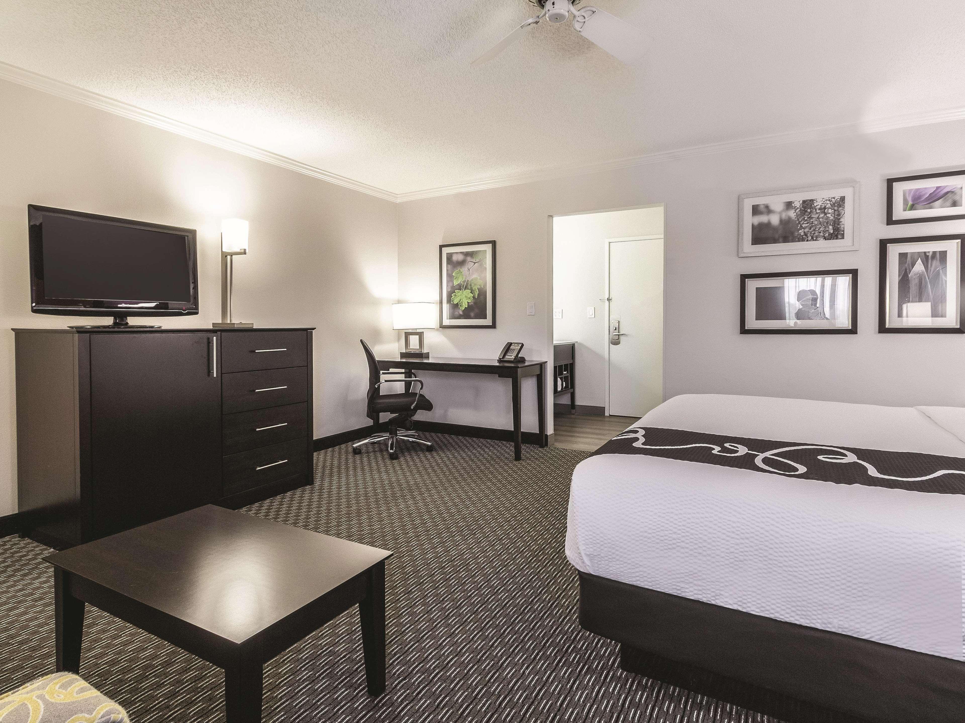 La Quinta By Wyndham Cleveland - Airport North Hotell Exteriör bild