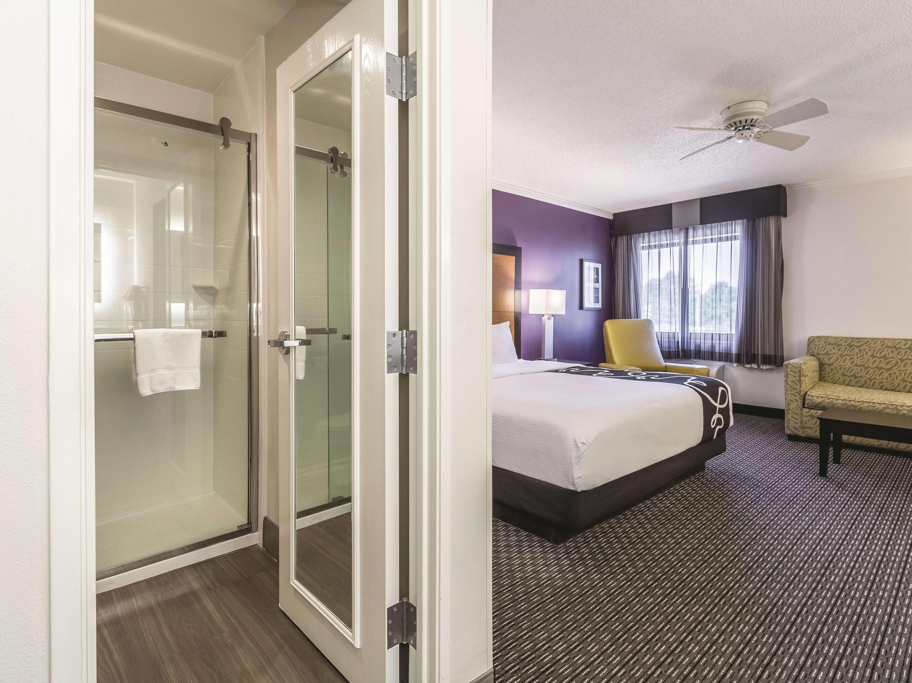 La Quinta By Wyndham Cleveland - Airport North Hotell Exteriör bild
