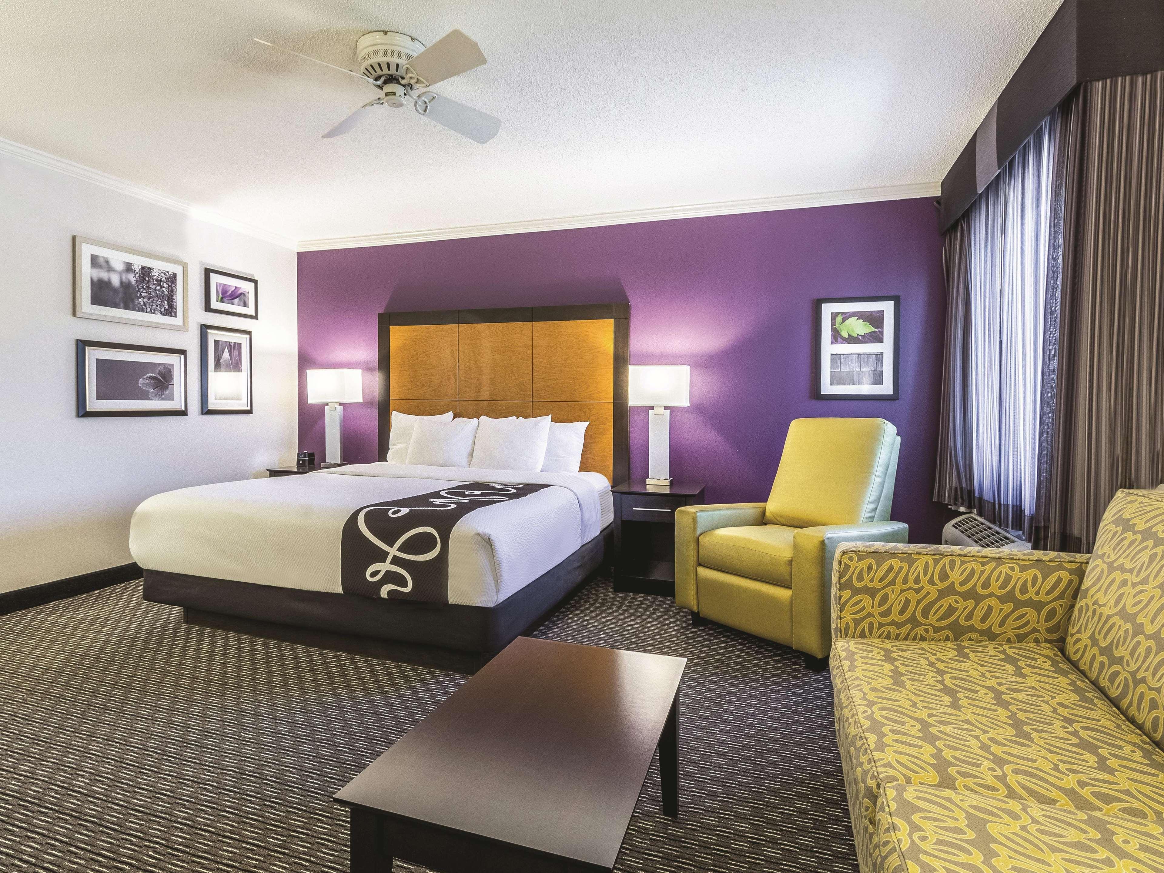 La Quinta By Wyndham Cleveland - Airport North Hotell Exteriör bild