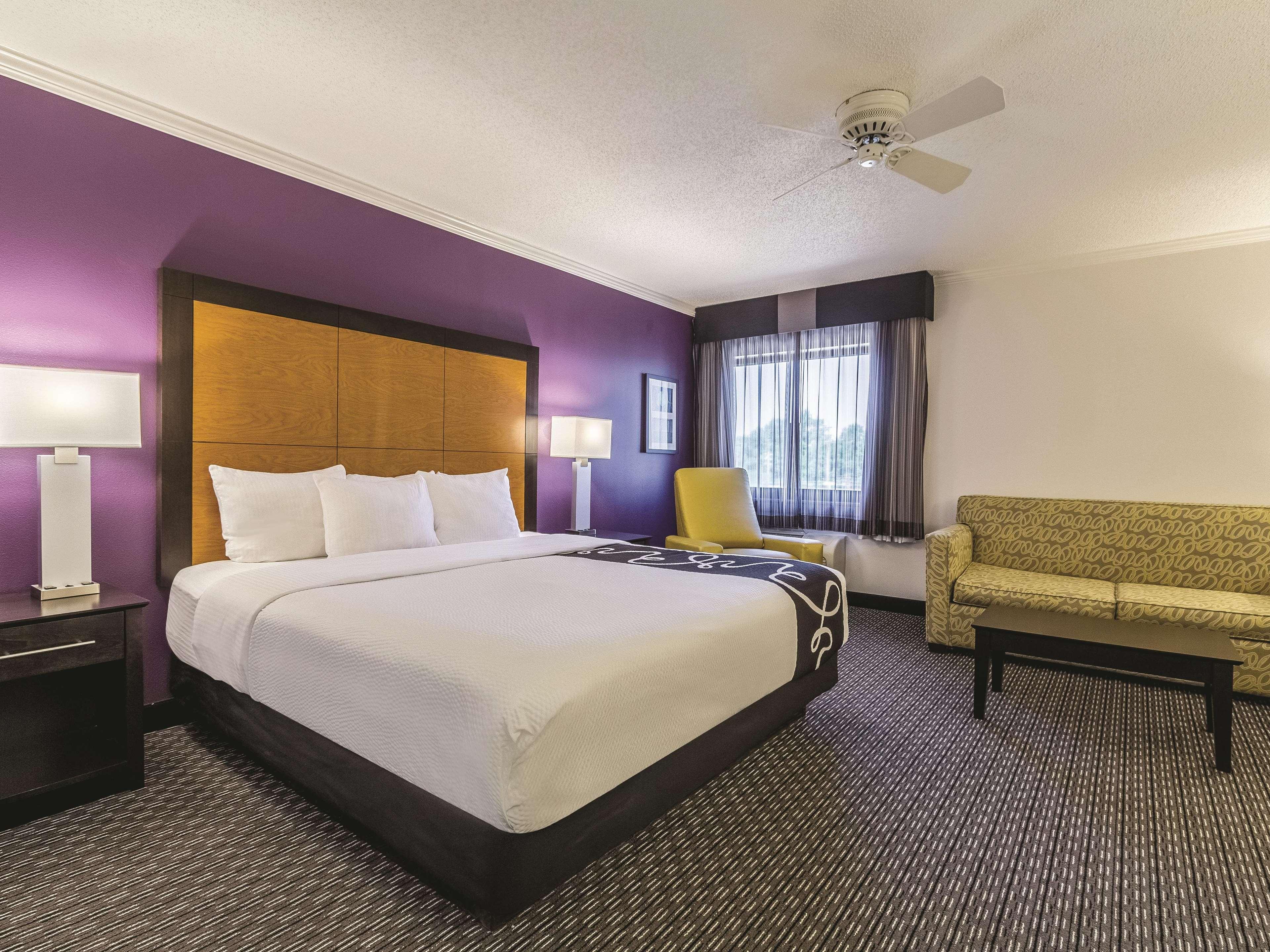 La Quinta By Wyndham Cleveland - Airport North Hotell Exteriör bild