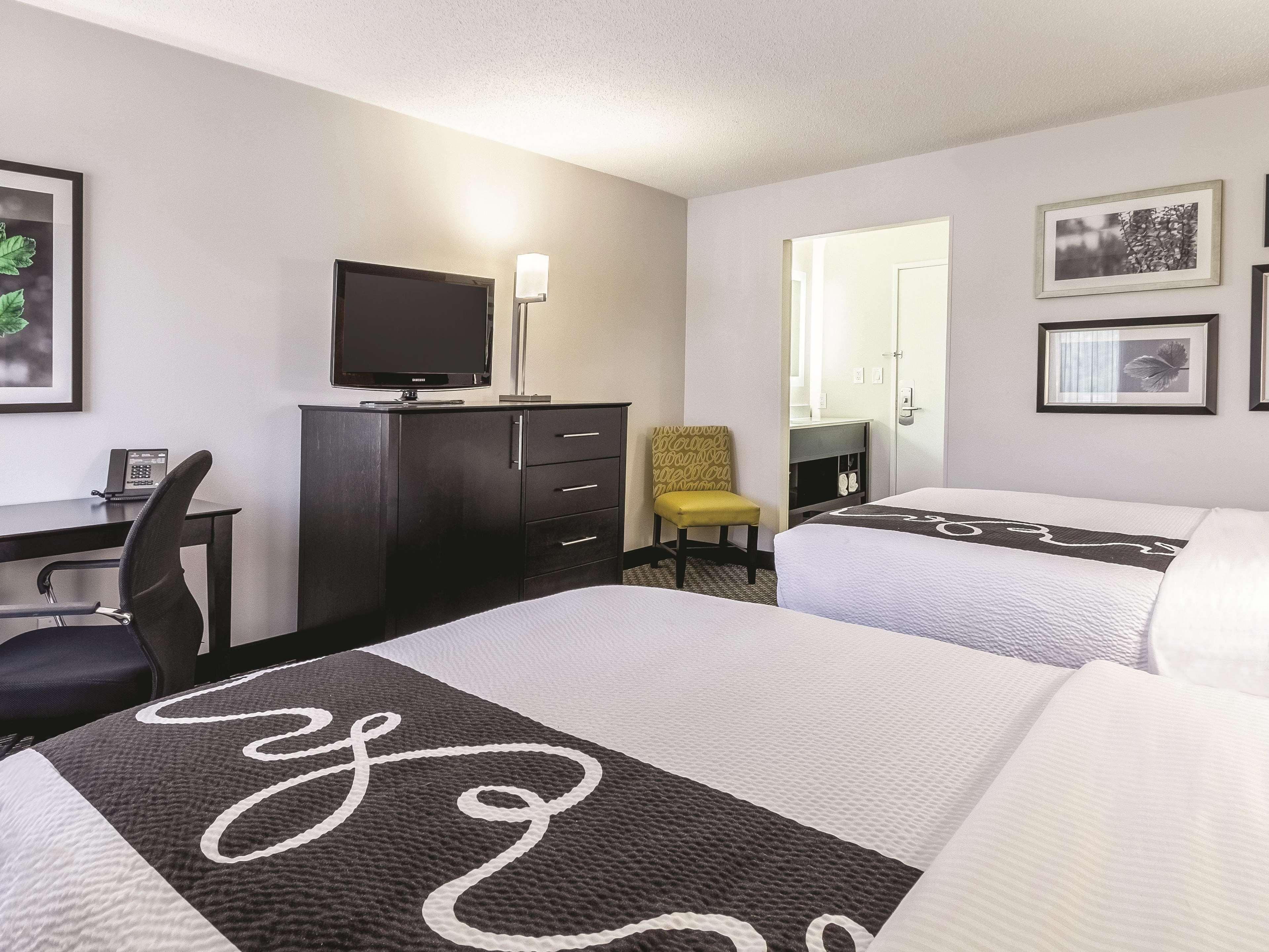 La Quinta By Wyndham Cleveland - Airport North Hotell Exteriör bild