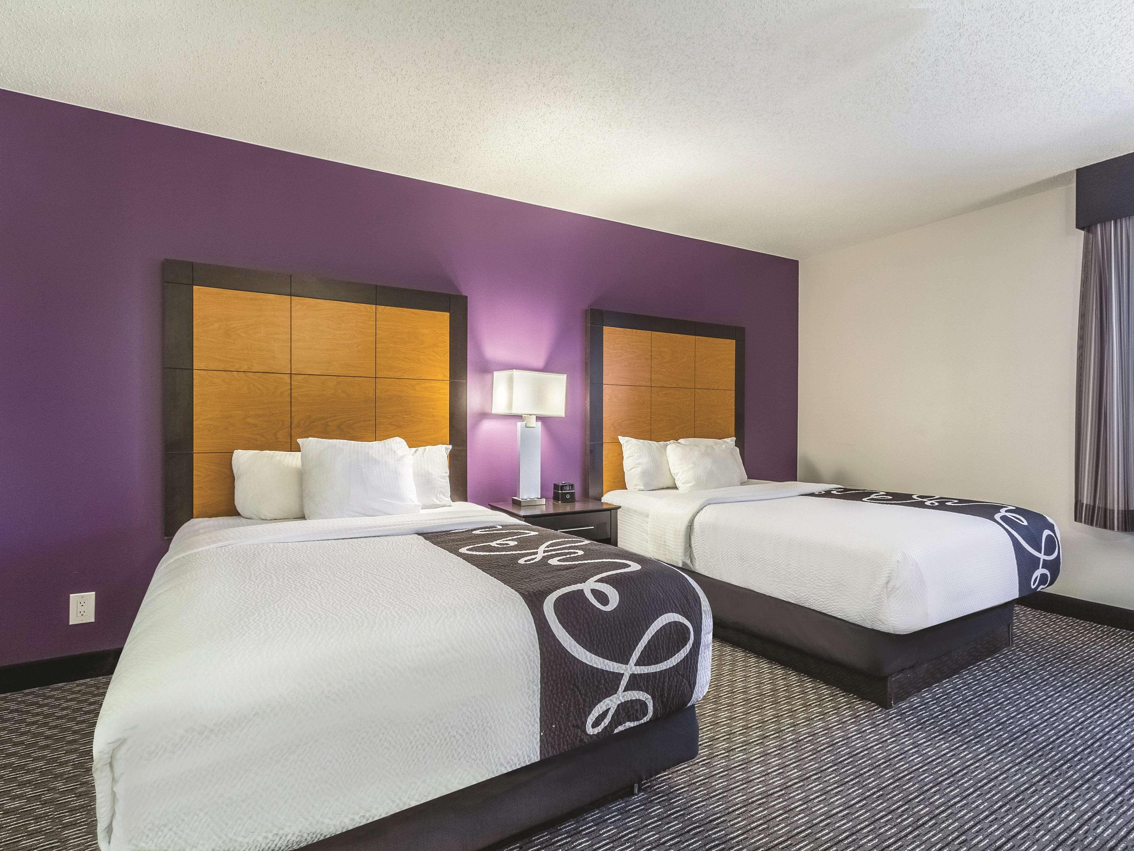 La Quinta By Wyndham Cleveland - Airport North Hotell Exteriör bild