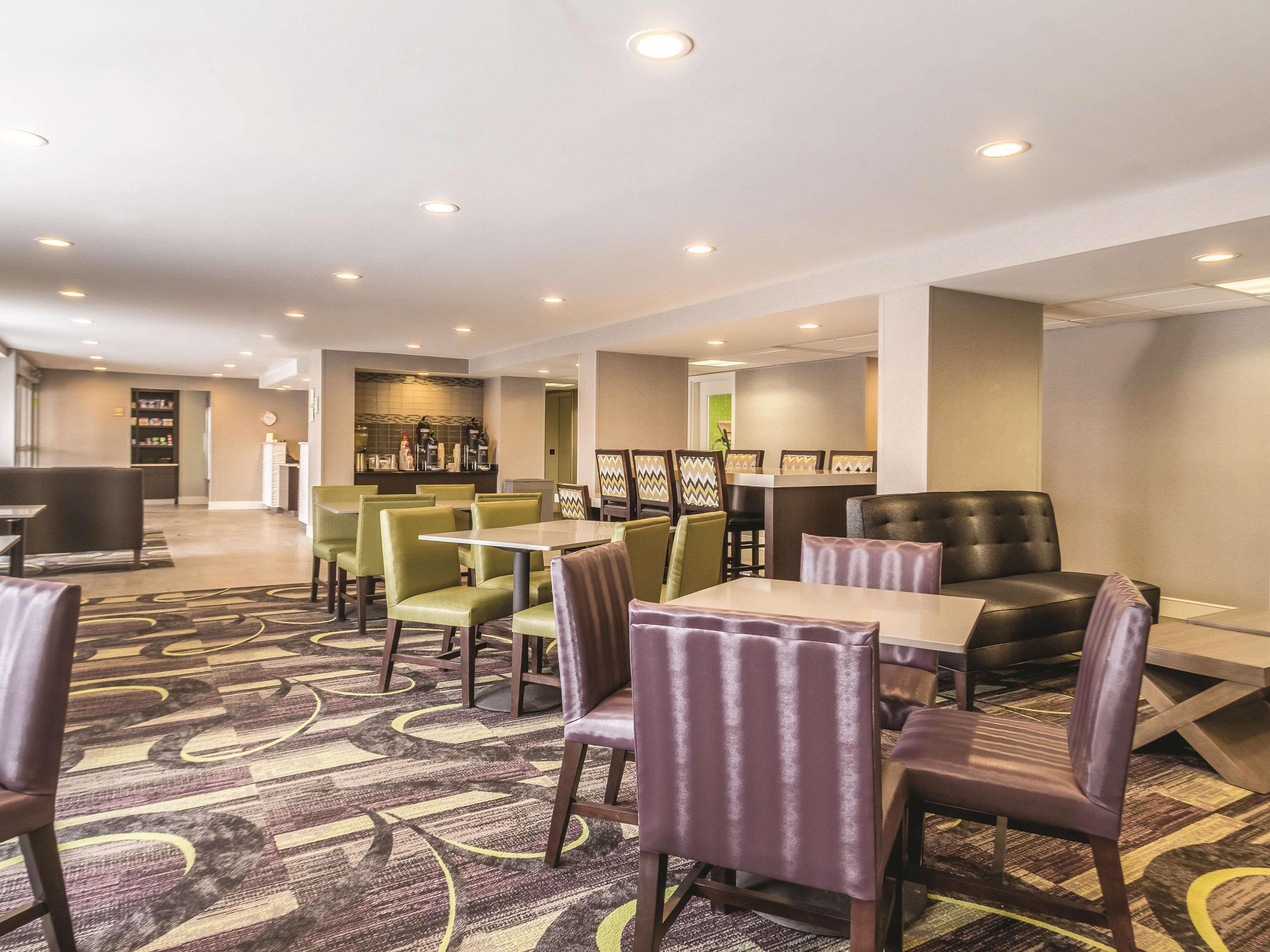 La Quinta By Wyndham Cleveland - Airport North Hotell Exteriör bild