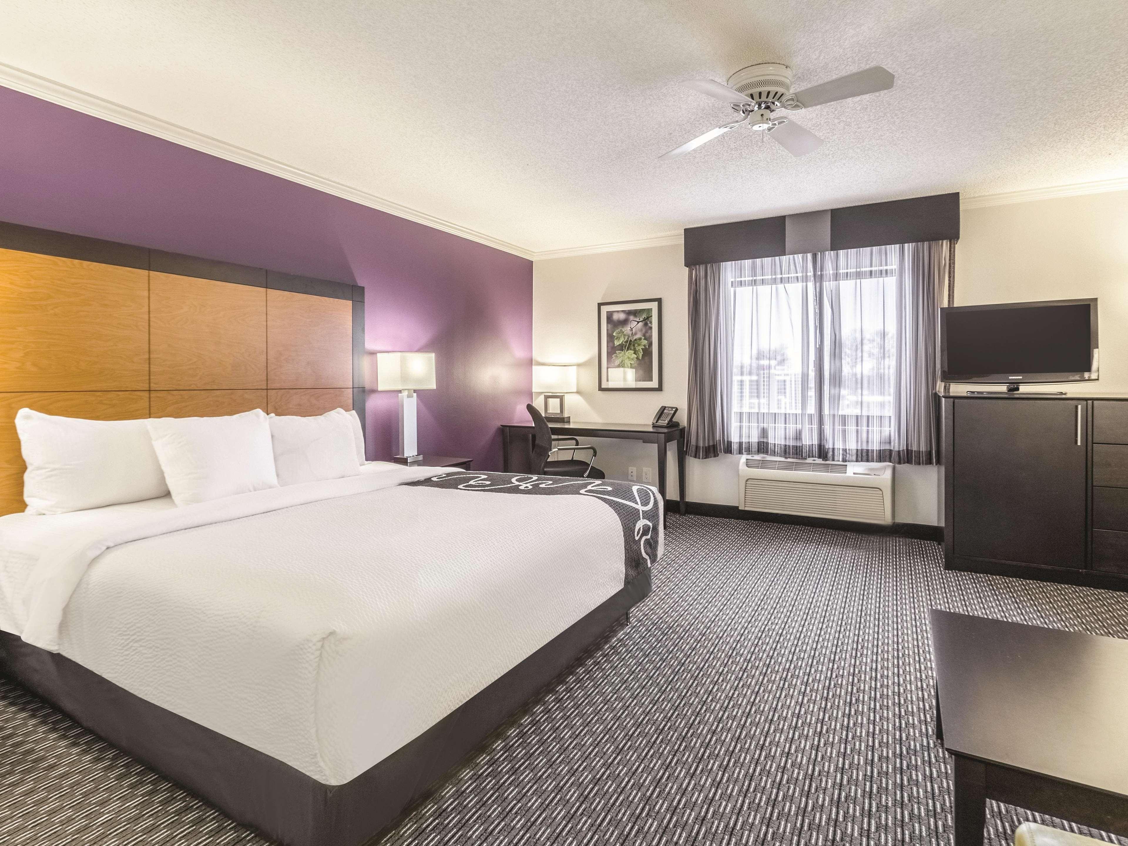La Quinta By Wyndham Cleveland - Airport North Hotell Exteriör bild