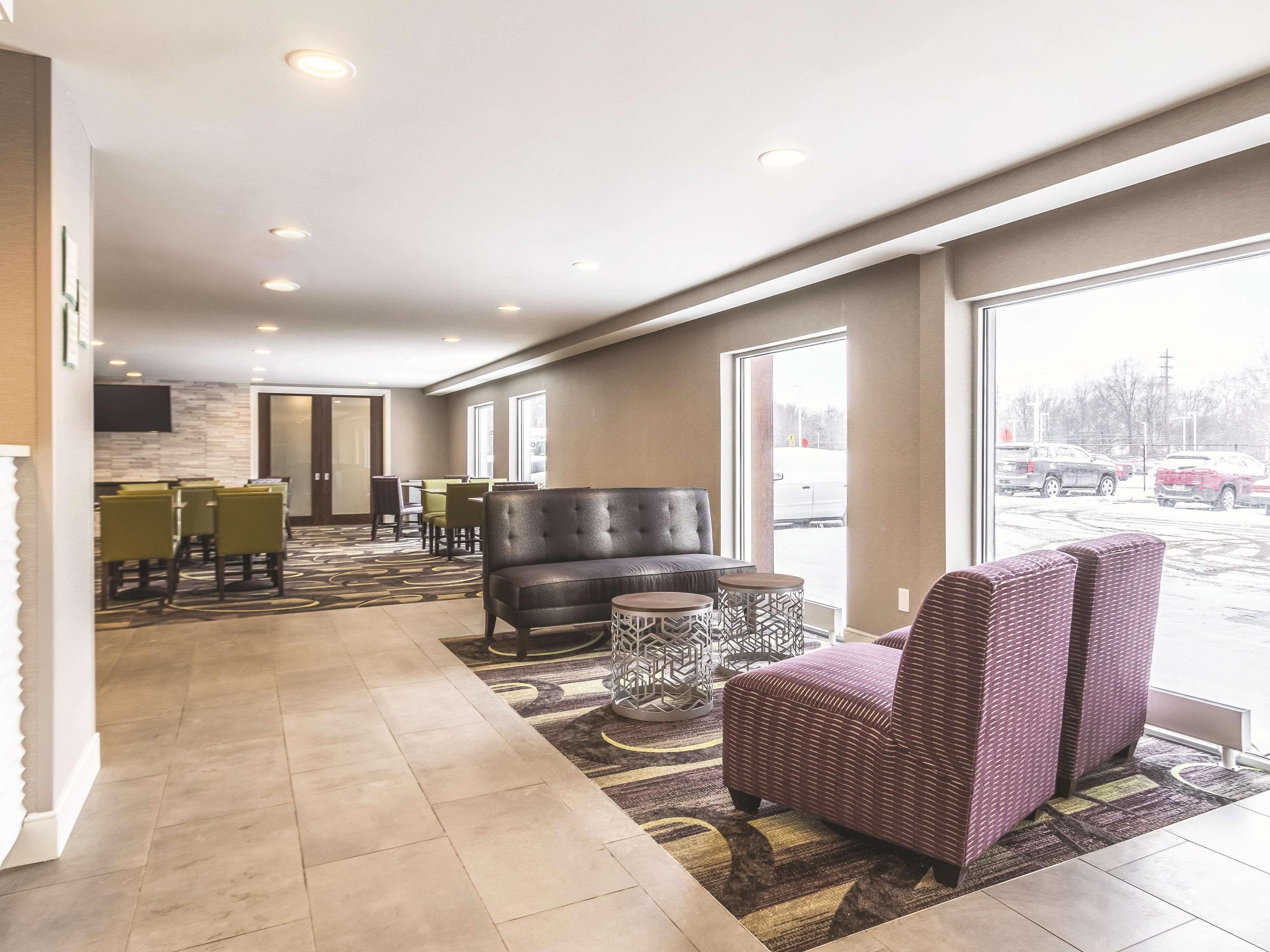 La Quinta By Wyndham Cleveland - Airport North Hotell Exteriör bild