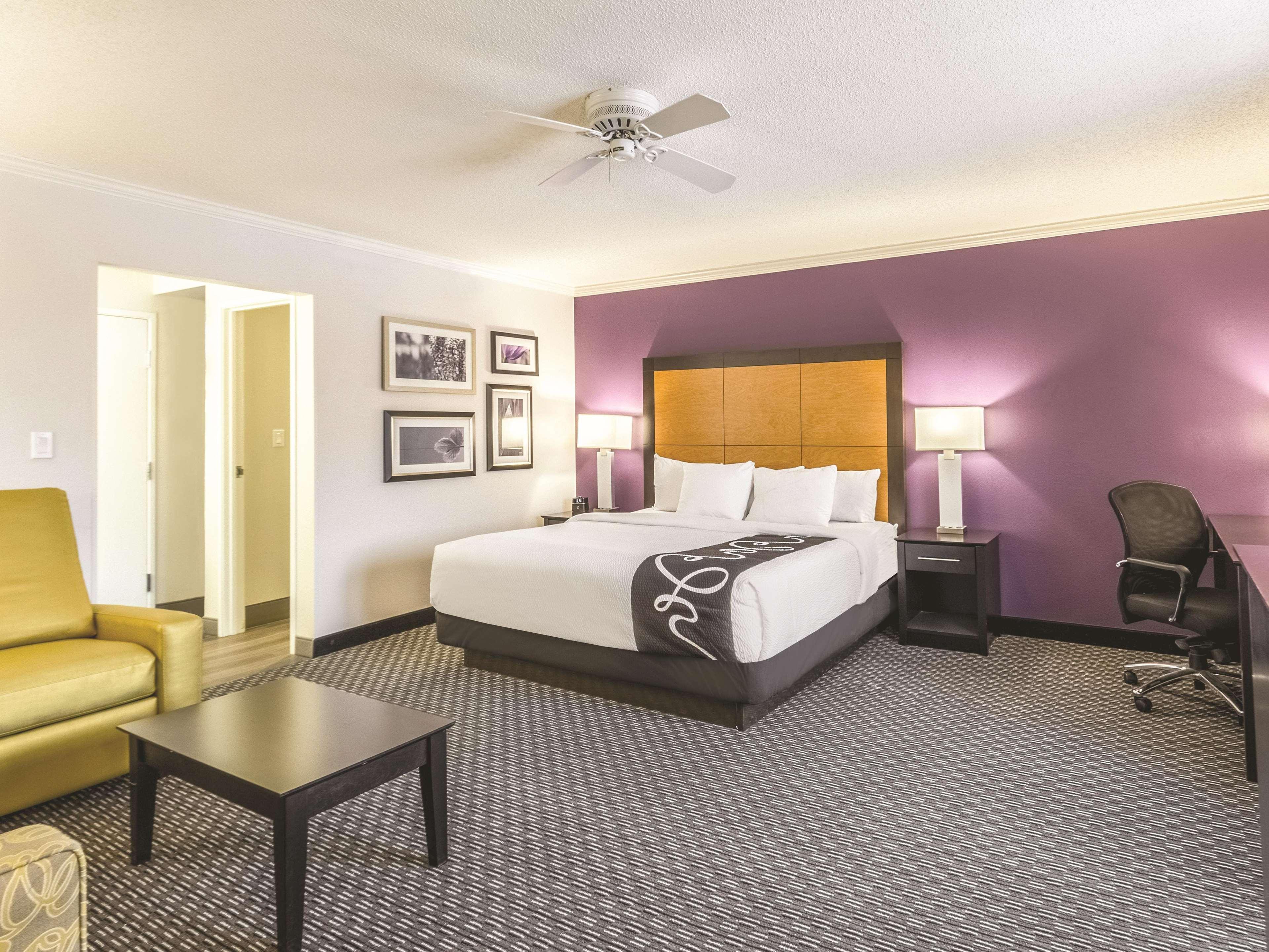La Quinta By Wyndham Cleveland - Airport North Hotell Exteriör bild