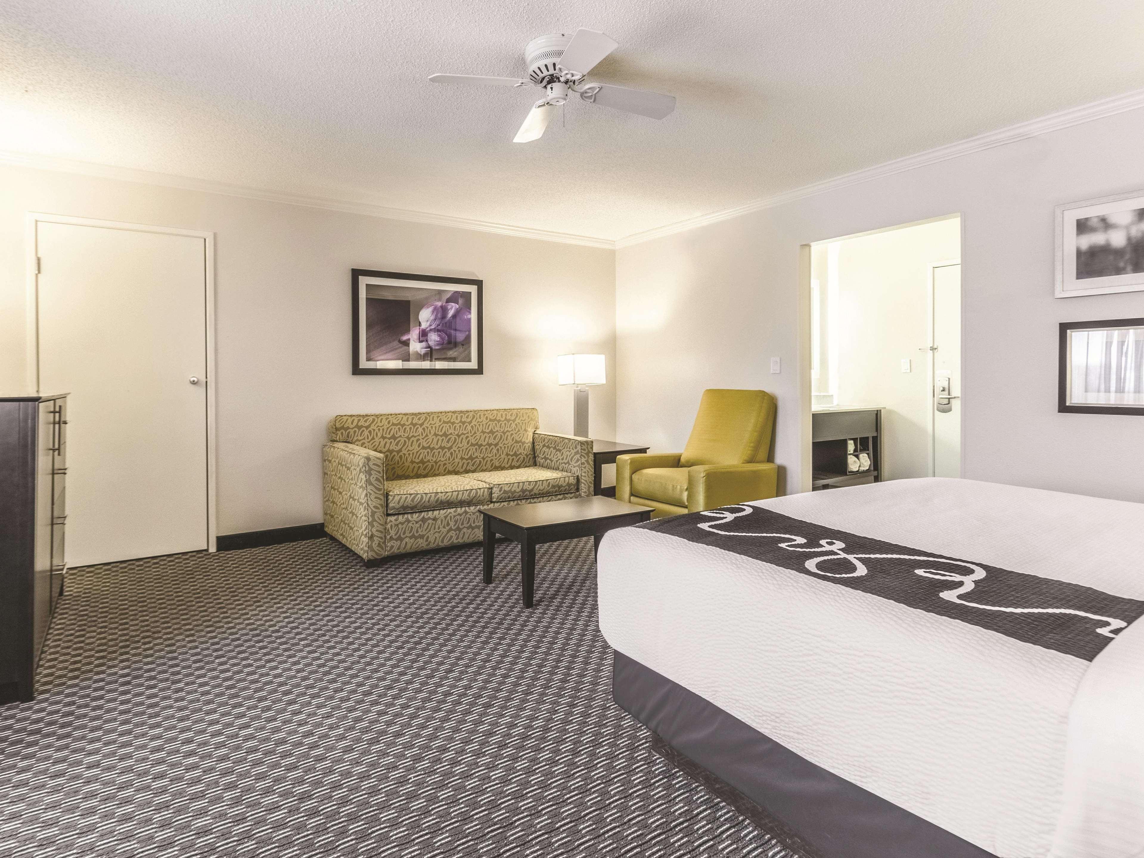 La Quinta By Wyndham Cleveland - Airport North Hotell Exteriör bild