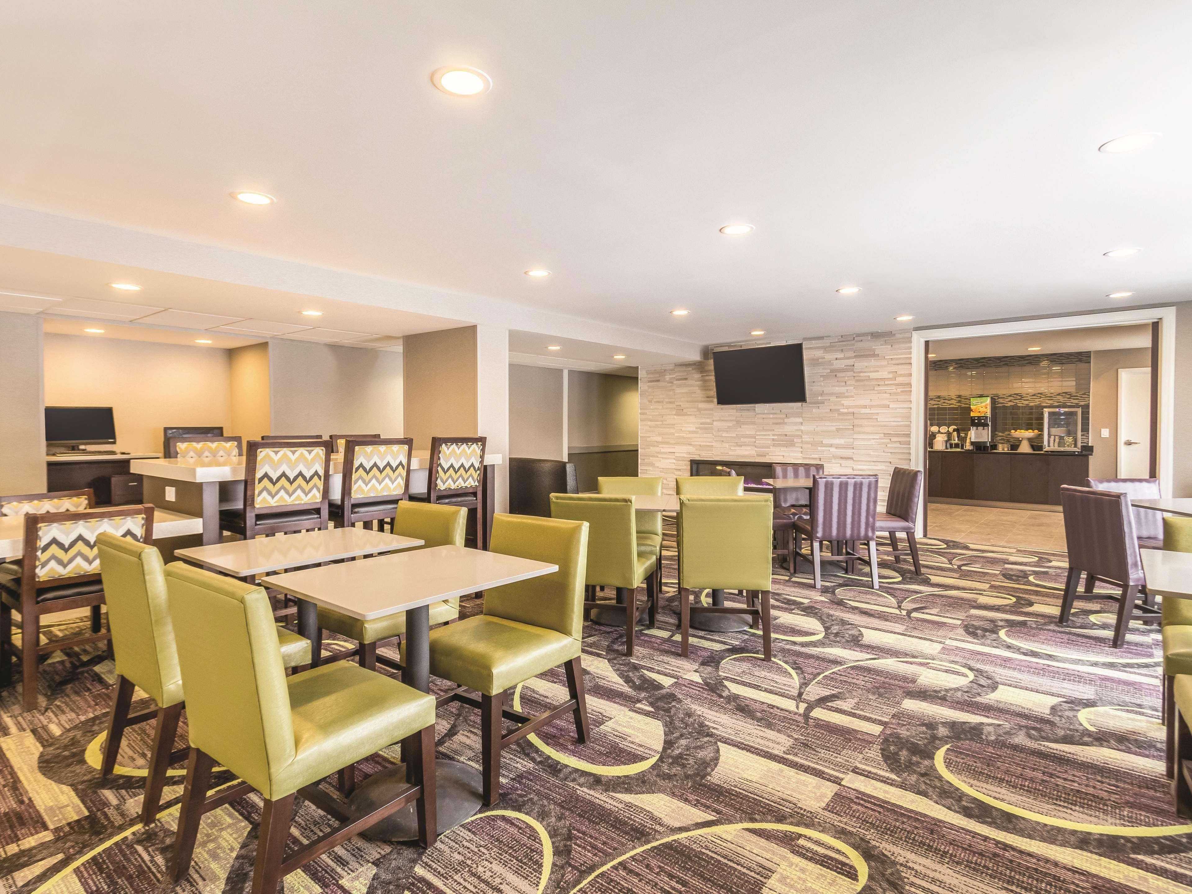 La Quinta By Wyndham Cleveland - Airport North Hotell Exteriör bild