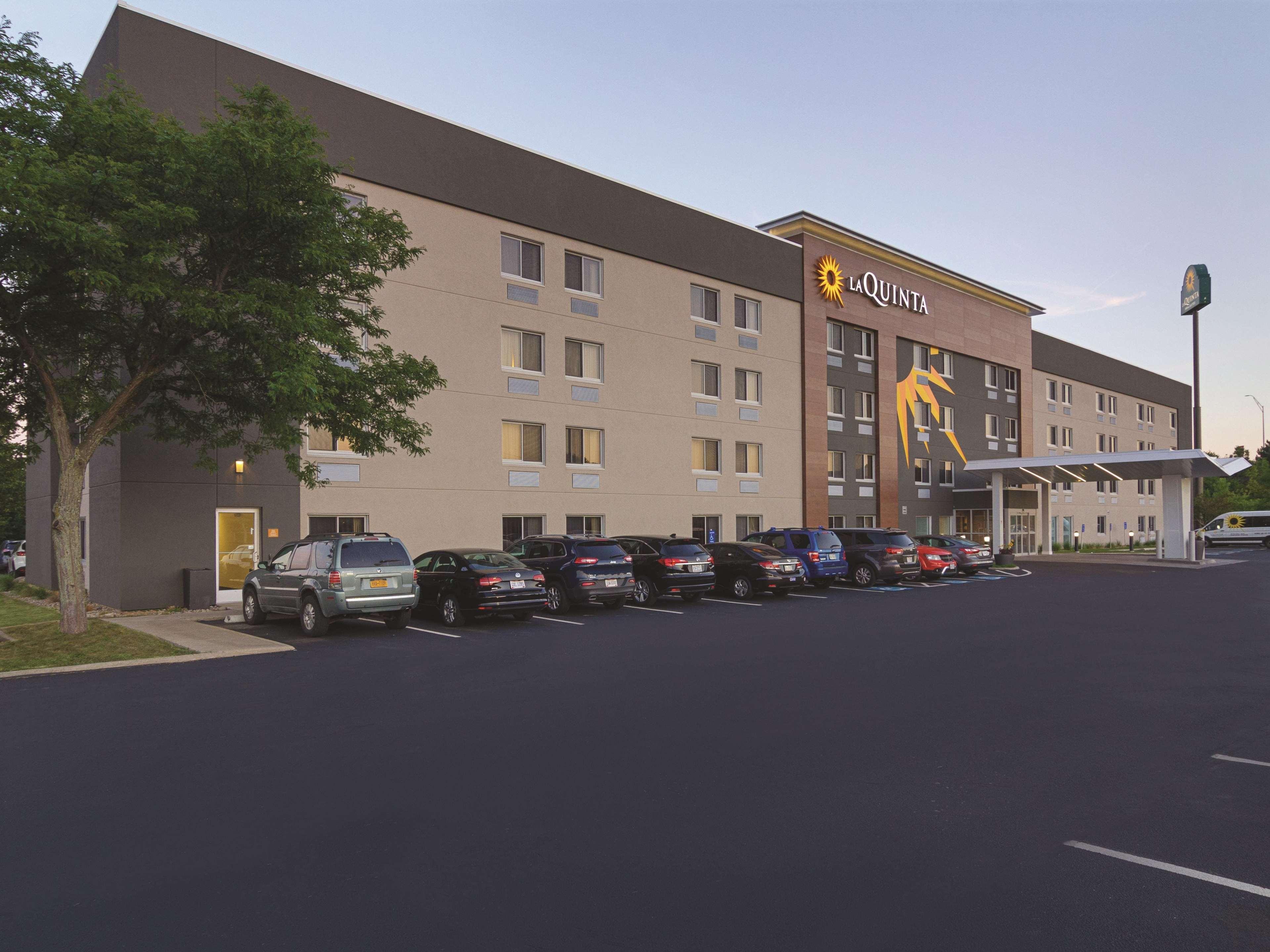 La Quinta By Wyndham Cleveland - Airport North Hotell Exteriör bild