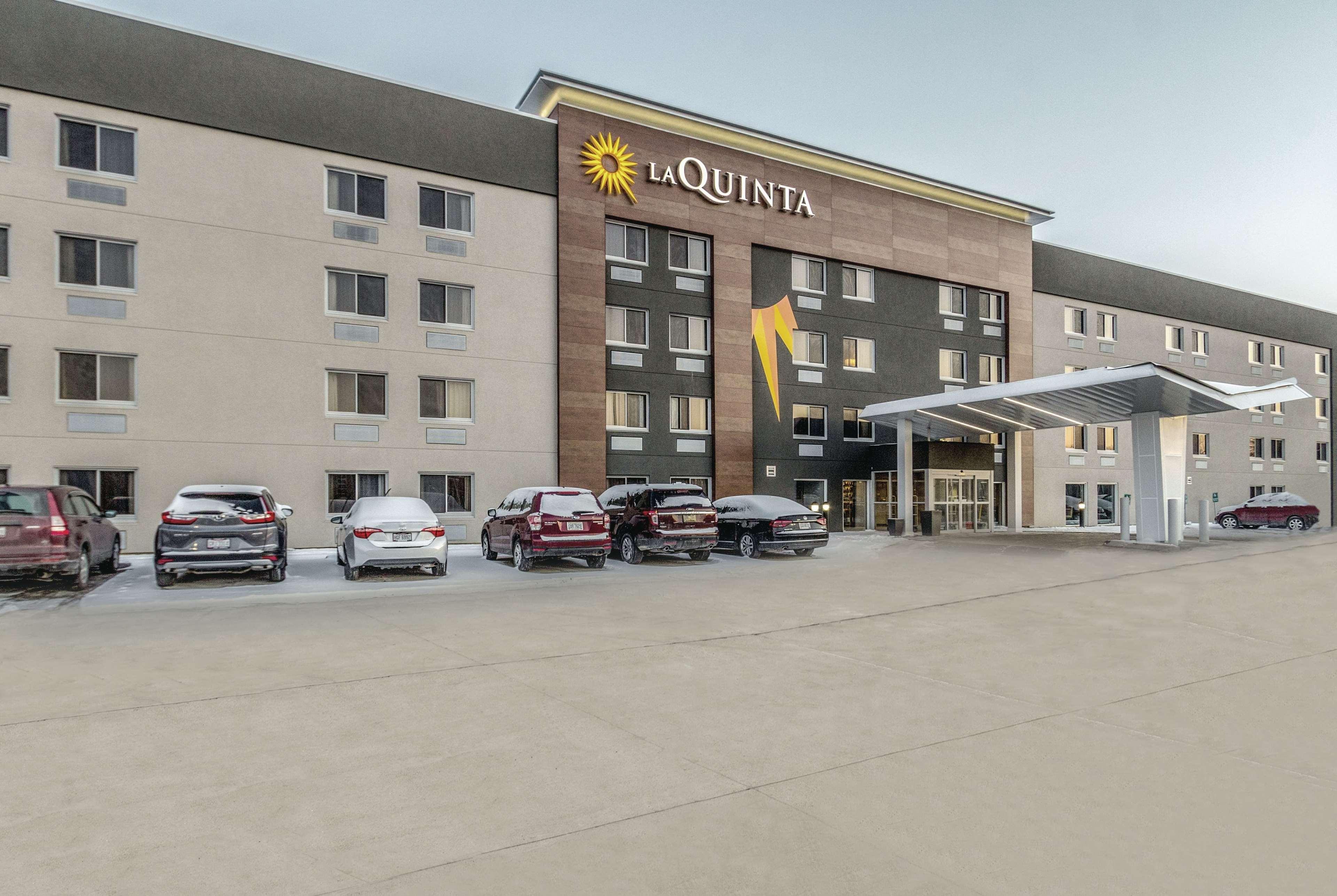 La Quinta By Wyndham Cleveland - Airport North Hotell Exteriör bild