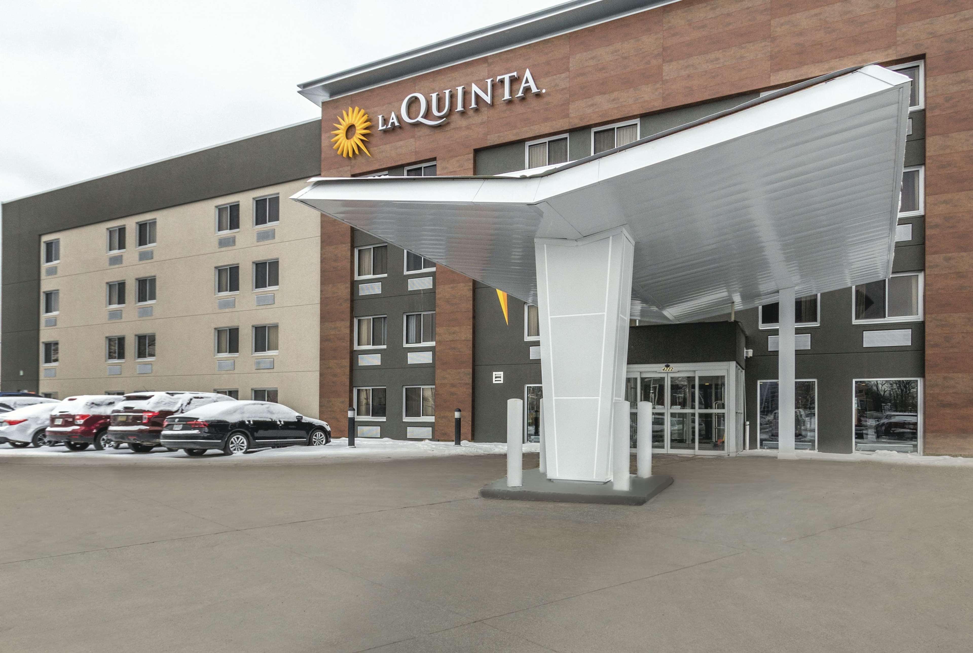 La Quinta By Wyndham Cleveland - Airport North Hotell Exteriör bild