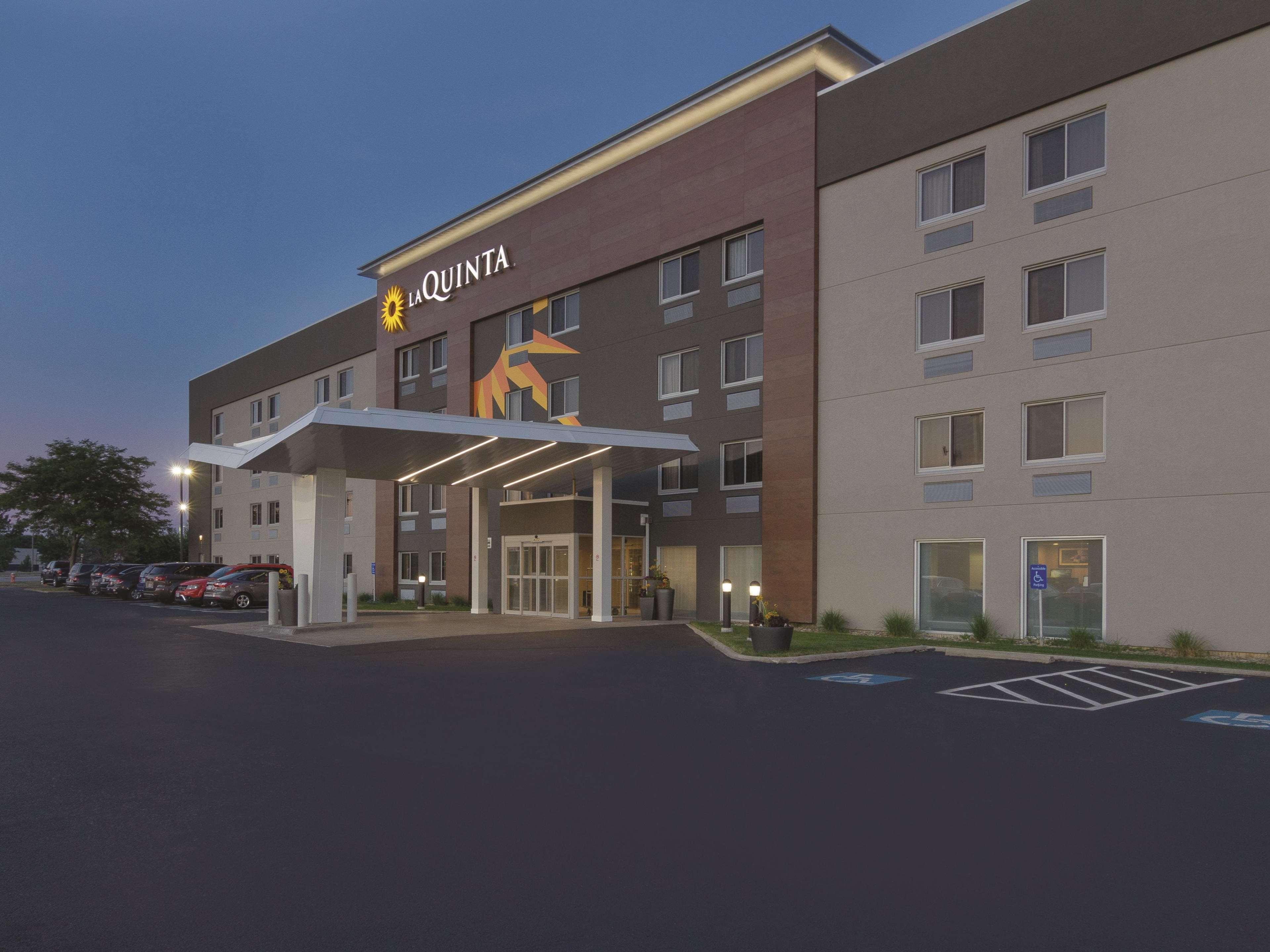 La Quinta By Wyndham Cleveland - Airport North Hotell Exteriör bild