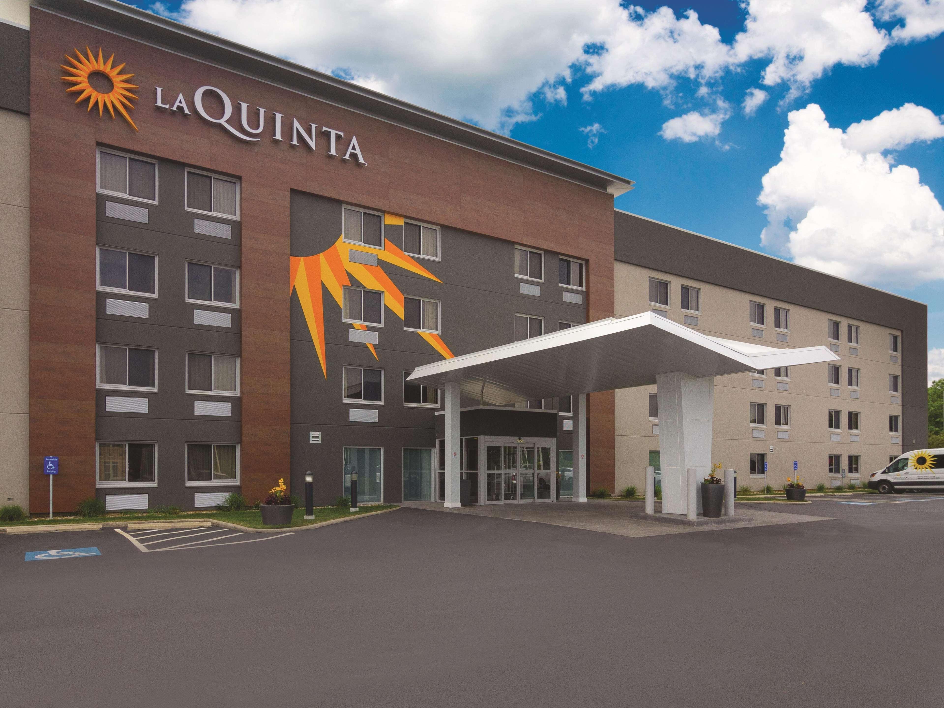 La Quinta By Wyndham Cleveland - Airport North Hotell Exteriör bild
