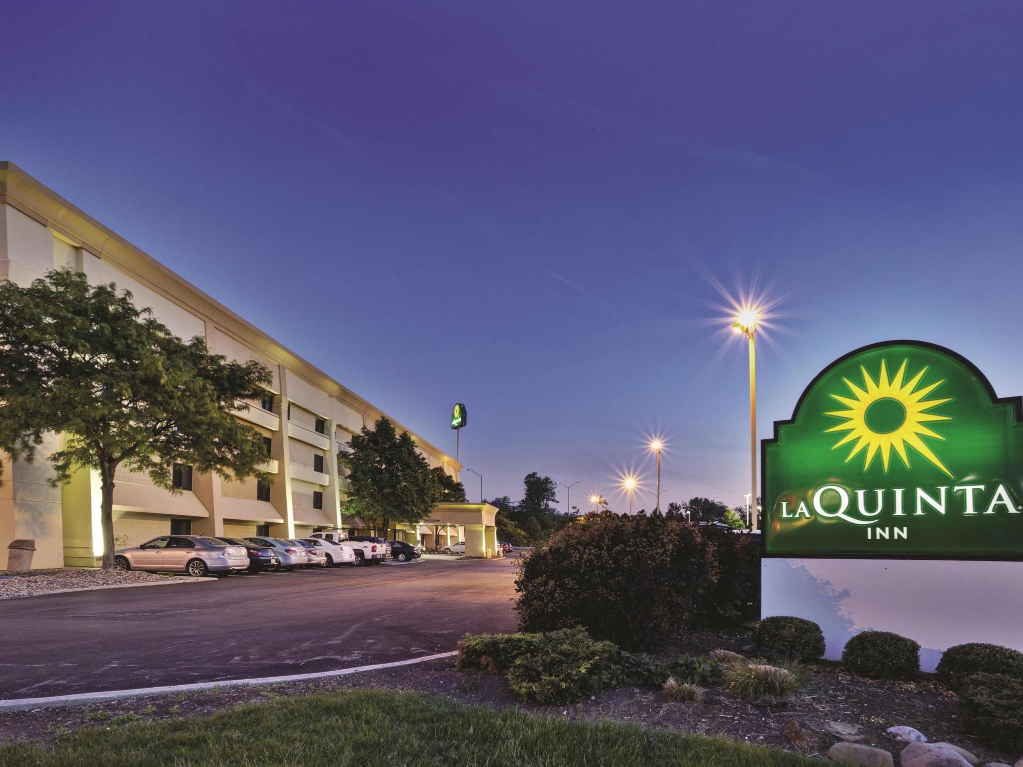 La Quinta By Wyndham Cleveland - Airport North Hotell Exteriör bild