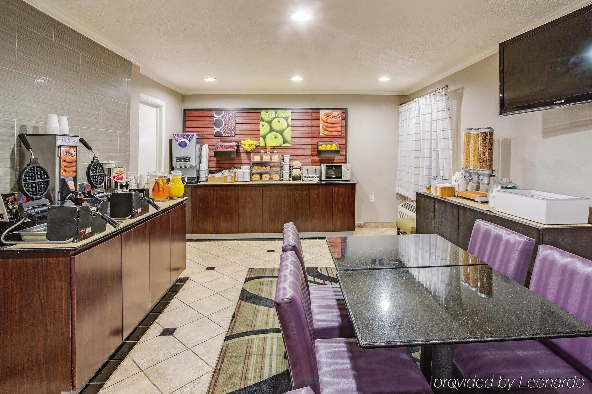 La Quinta By Wyndham Cleveland - Airport North Hotell Exteriör bild