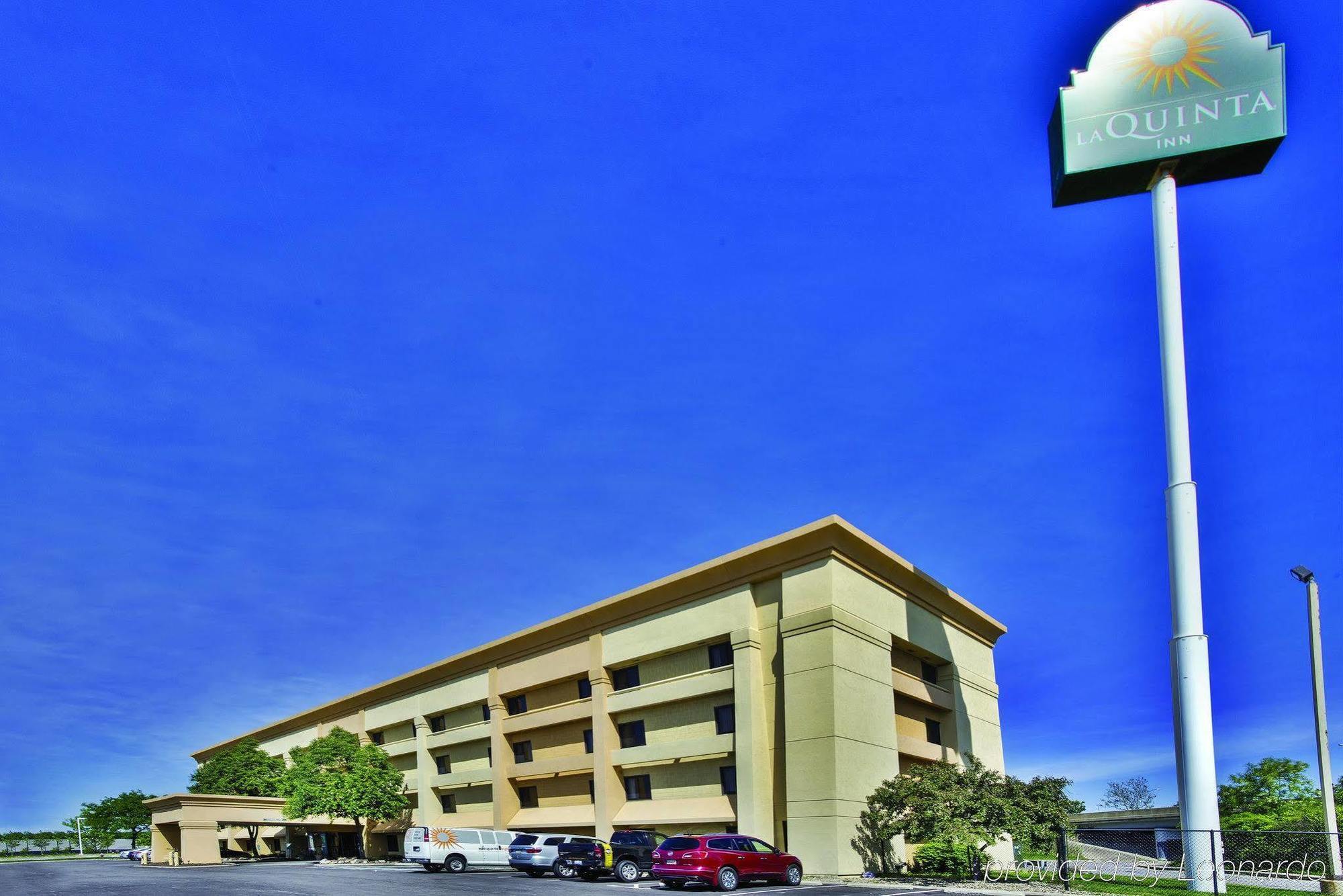 La Quinta By Wyndham Cleveland - Airport North Hotell Exteriör bild