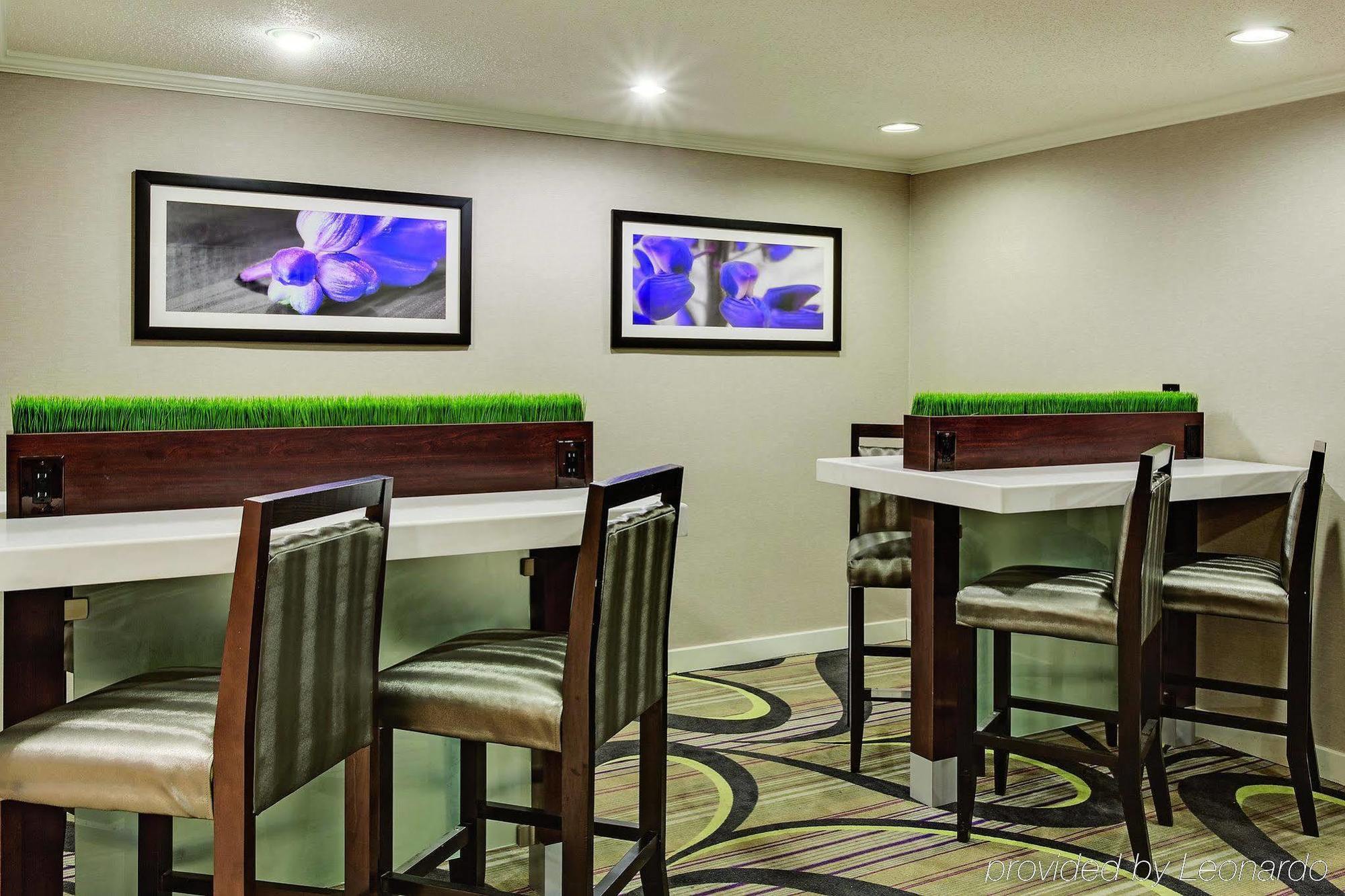 La Quinta By Wyndham Cleveland - Airport North Hotell Exteriör bild