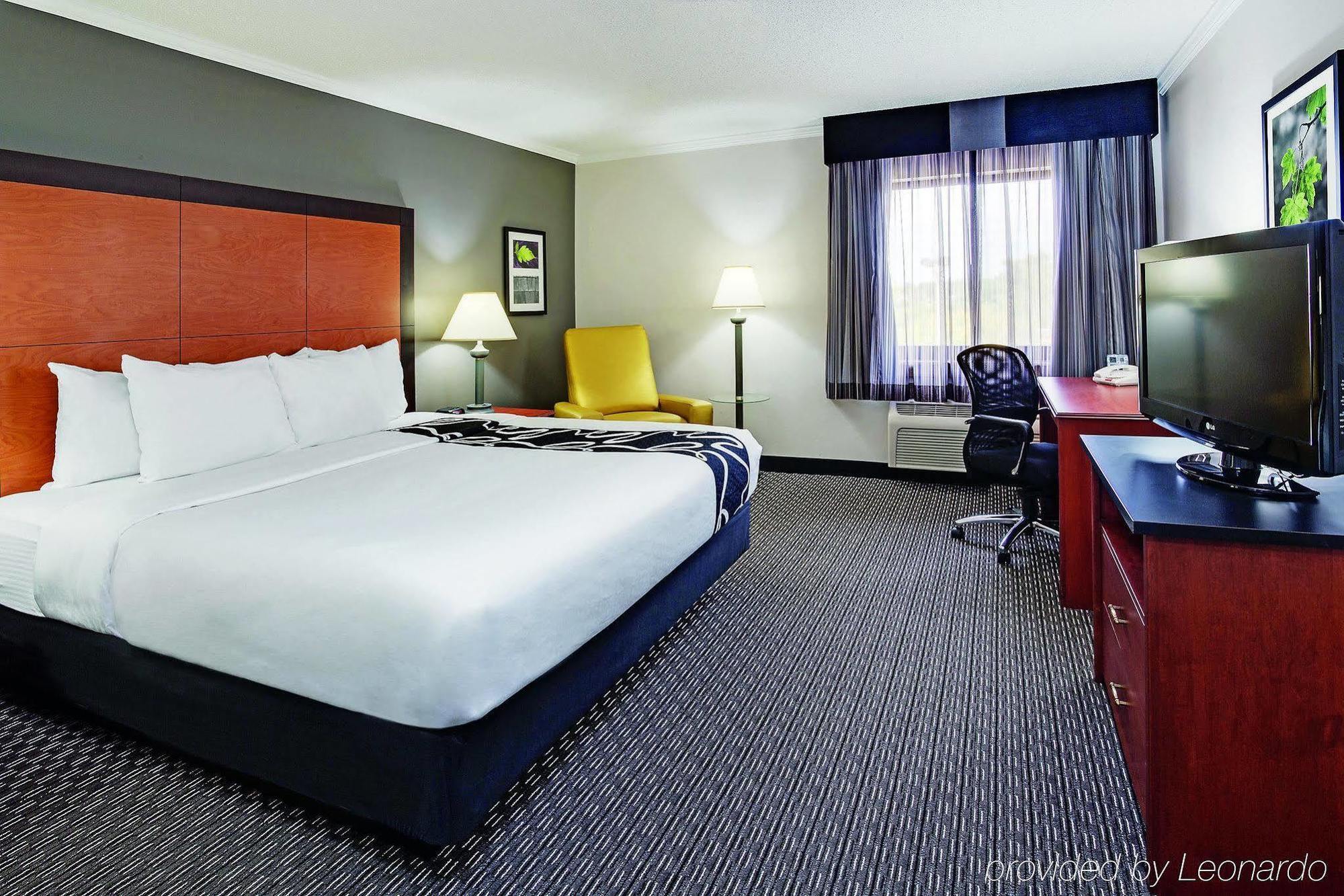 La Quinta By Wyndham Cleveland - Airport North Hotell Exteriör bild
