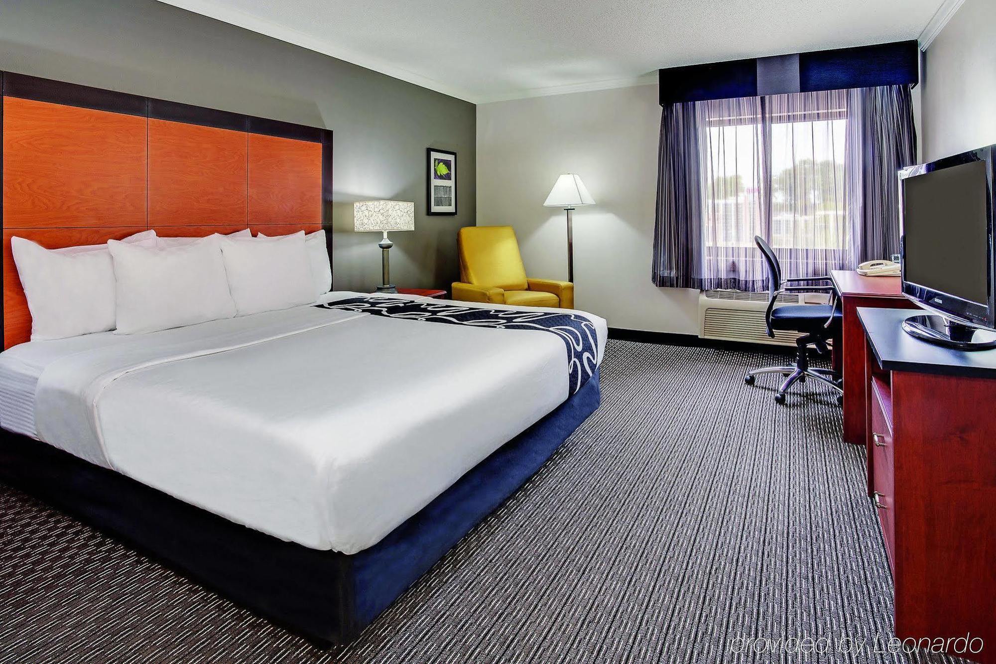 La Quinta By Wyndham Cleveland - Airport North Hotell Exteriör bild