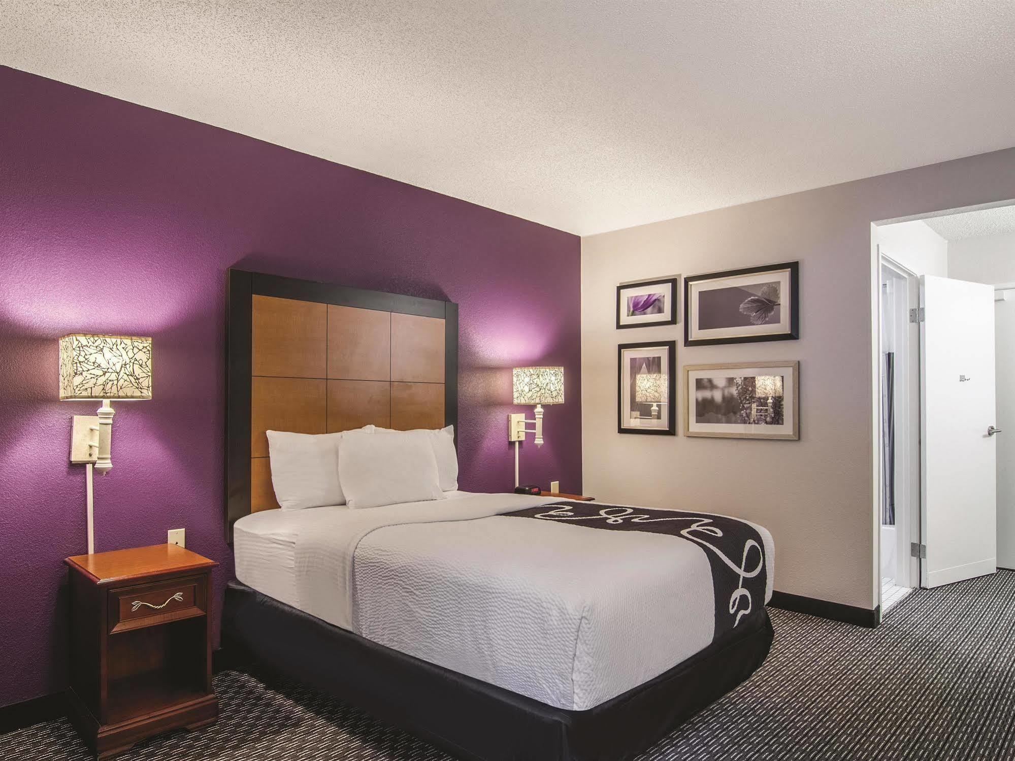 La Quinta By Wyndham Cleveland - Airport North Hotell Exteriör bild