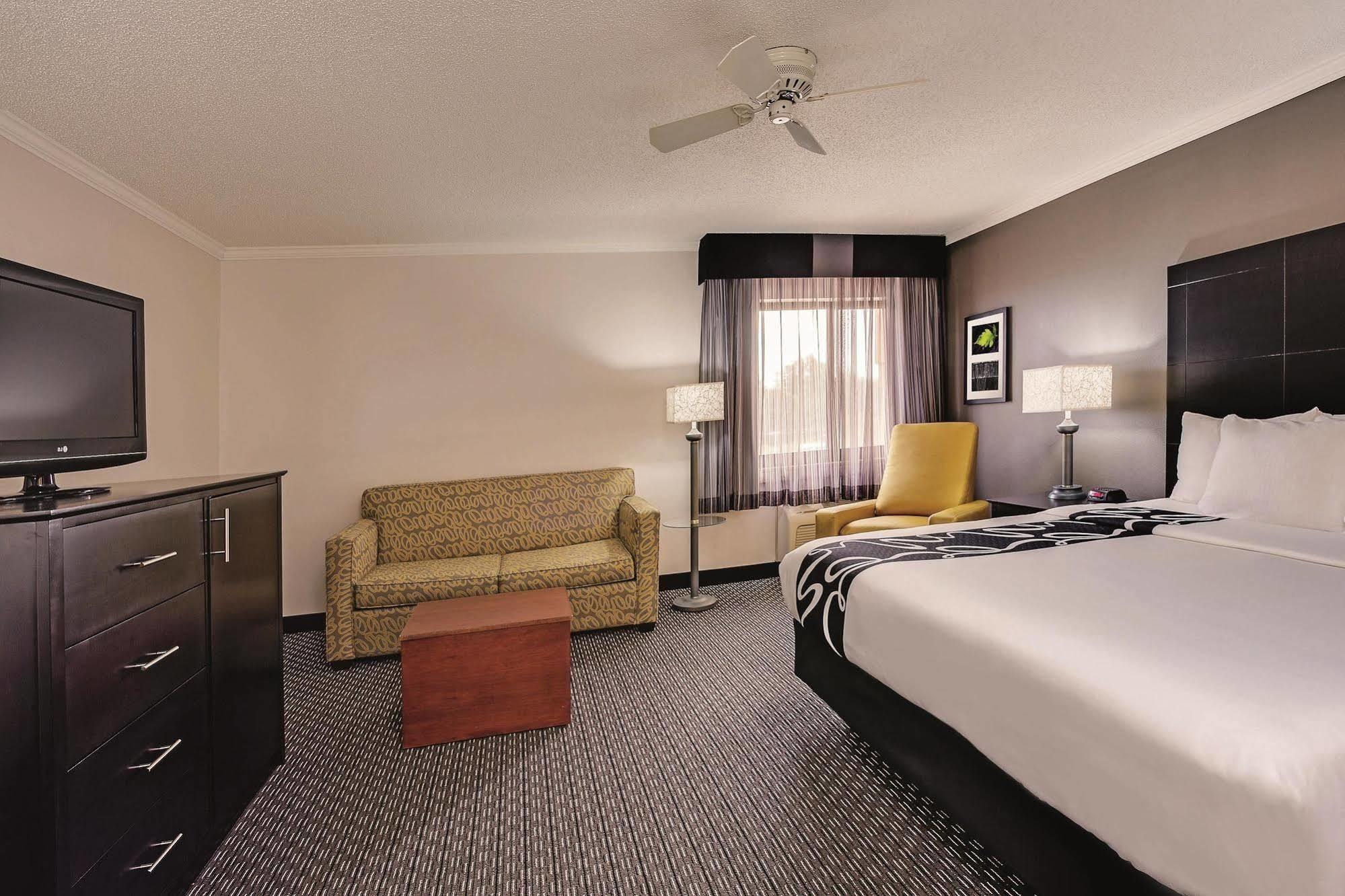 La Quinta By Wyndham Cleveland - Airport North Hotell Exteriör bild