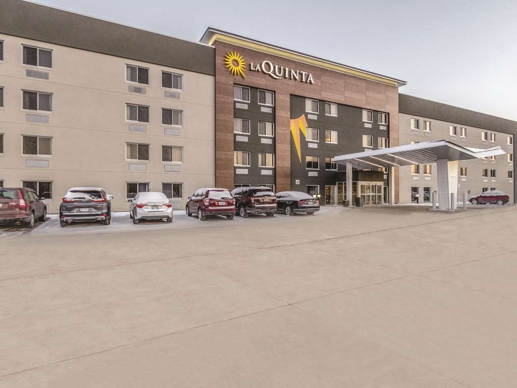 La Quinta By Wyndham Cleveland - Airport North Hotell Exteriör bild