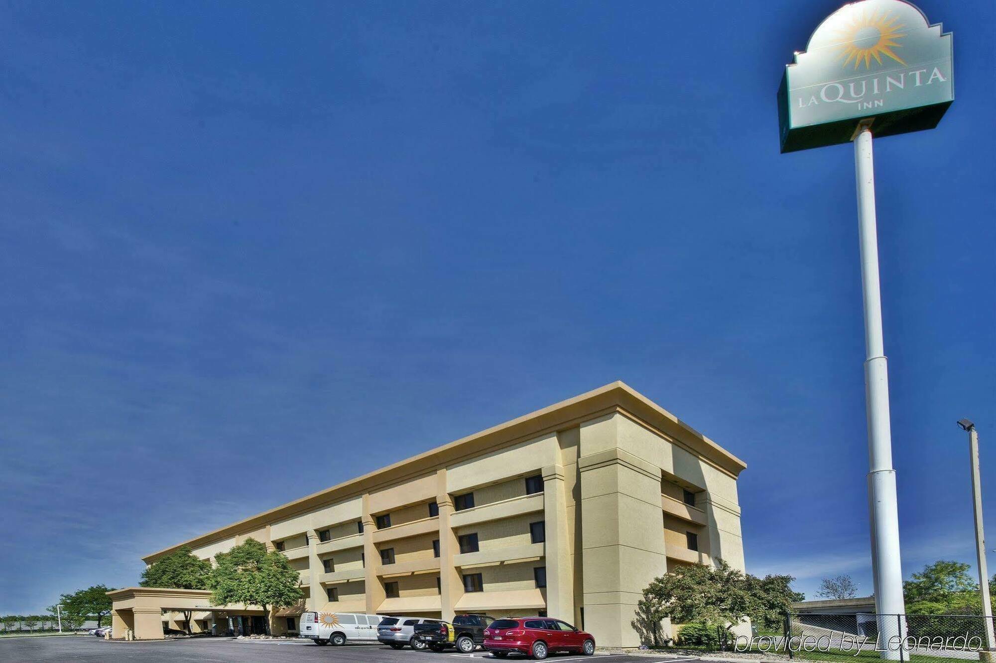 La Quinta By Wyndham Cleveland - Airport North Hotell Exteriör bild