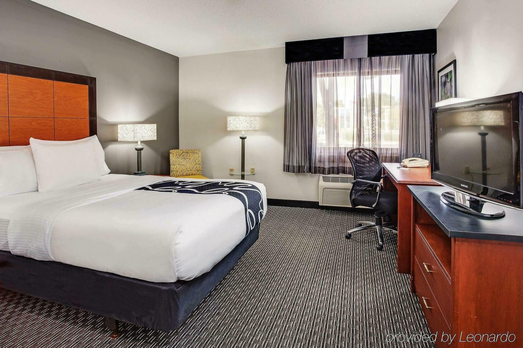 La Quinta By Wyndham Cleveland - Airport North Hotell Exteriör bild