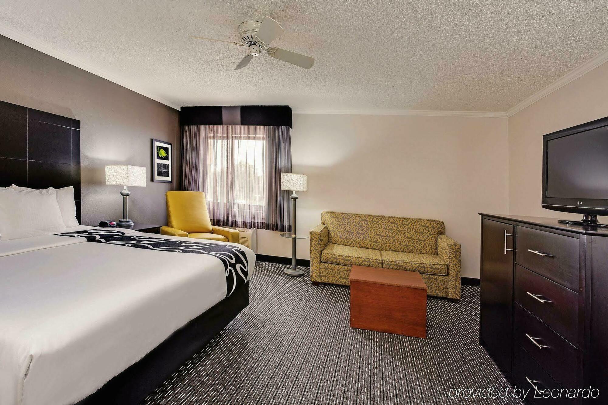 La Quinta By Wyndham Cleveland - Airport North Hotell Exteriör bild