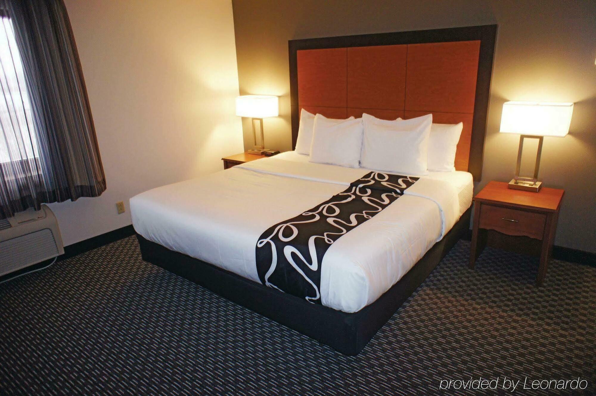 La Quinta By Wyndham Cleveland - Airport North Hotell Exteriör bild